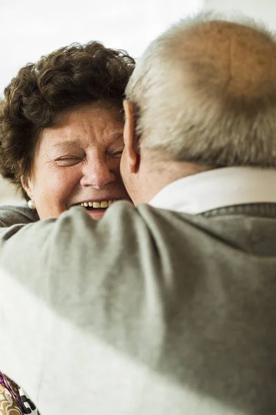 Senior Couple Hugging Home — Stock Photo, Image