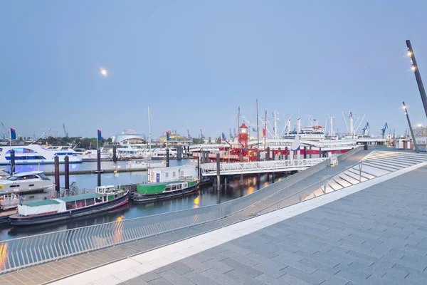 Tyskland Hamburg Elbpromanade Niederhafen Med Fullmåne — Stockfoto