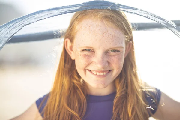 海滩微笑的女孩的画像 — 图库照片