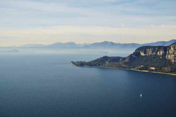 Lago de Garda paisaje vista aérea — Foto de Stock