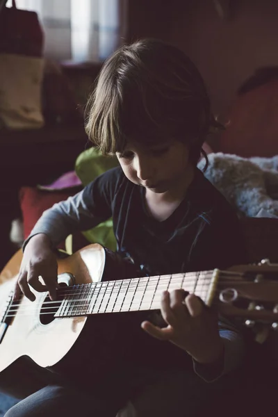 Маленький Мальчик Играет Акустической Гитаре Дома — стоковое фото