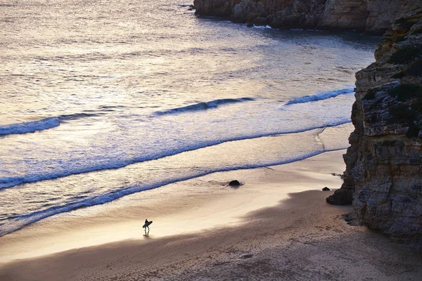 Surfista en Cordoama Beach en susnet light — Foto de Stock