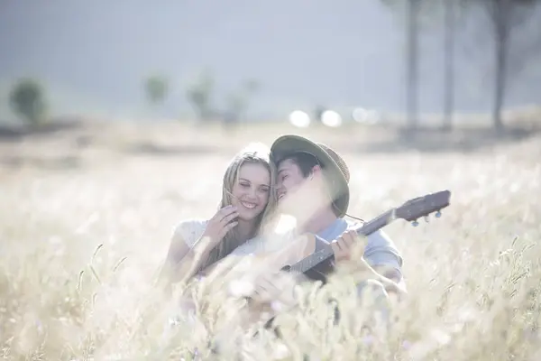 Afrique Sud Jeune Homme Jouant Guitare Pour Petite Amie — Photo