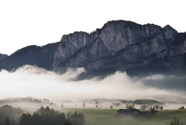 Αυστρία Mondsee Drachenwand Την Πρωινή Ομίχλη Ενάντια Βράχους — Φωτογραφία Αρχείου