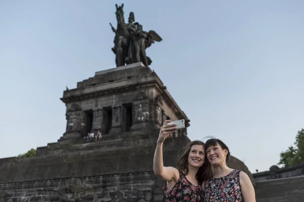 Alemanha Koblenz Deutsches Eck Turistas Que Tomam Selfie Monumento Imperador — Fotografia de Stock