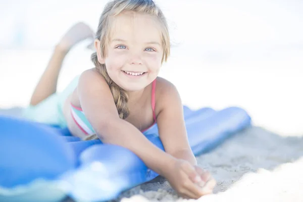 Sonriente Chica Acostada Lilo Playa —  Fotos de Stock