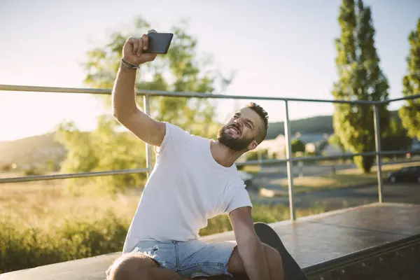 Skateboarder Taking Selfie Smartphone Skatepark — Stock Photo, Image