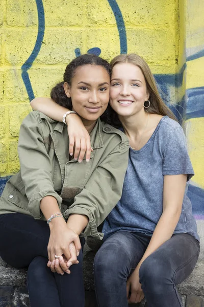 Porträt Zweier Teenager Die Kopf Kopf Vor Graffiti Sitzen — Stockfoto