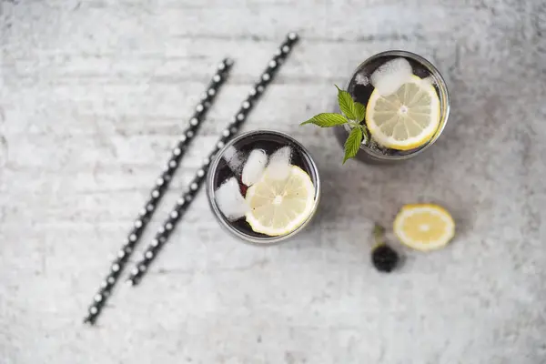 柠檬和冰块的黑莓柠檬水杯 — 图库照片