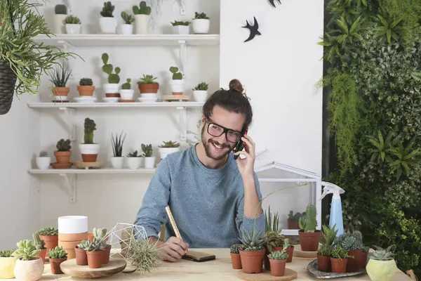 Jovem Com Uma Coleção Cactos Telefone — Fotografia de Stock