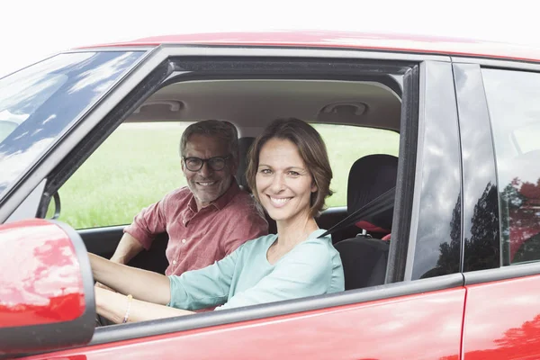 車で一緒に幸せな成熟したカップルの肖像画 — ストック写真