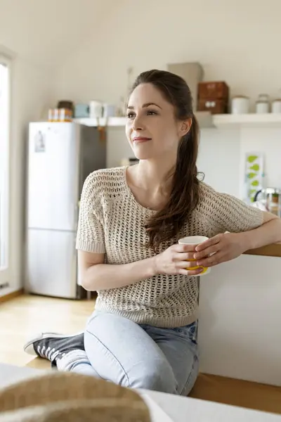 Jonge Vrouw Met Kopje Koffie Ontspannen Keuken — Stockfoto