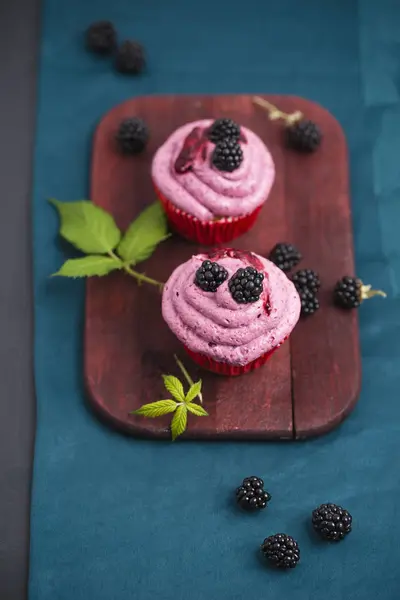ブラックベリーのクリームと つのカップケーキ — ストック写真