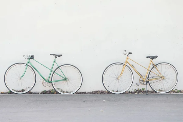 Oldtimer Fahrräder Gegen Wand Gestellt — Stockfoto