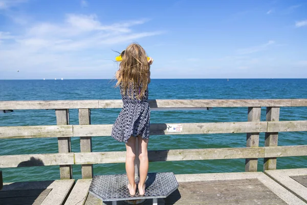 Chica Pie Paseo Marítimo Mirando Vista Través Del Telescopio — Foto de Stock