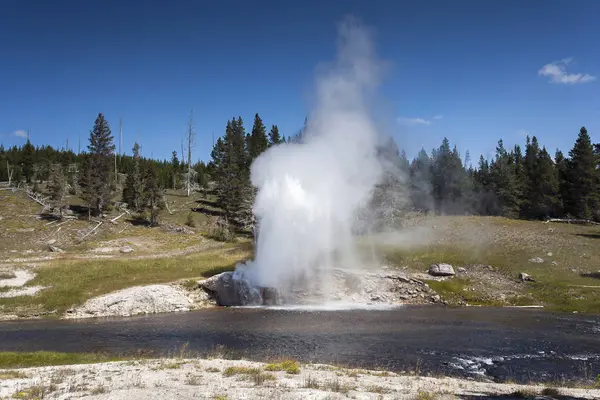 Usa Ban Wyoming Yellowstone Nemzeti Park Riverside Gejzír Napközben — Stock Fotó