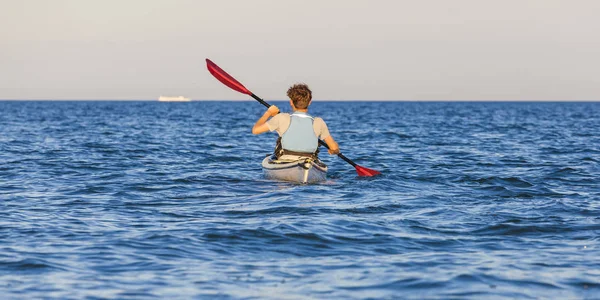 Junger Mann Mit Kajak Auf Dem Meer — Stockfoto