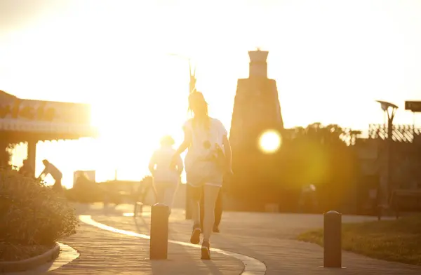 Francia Aquitania Seignosse Mujer Caminando Por Ciudad Contraluz — Foto de Stock