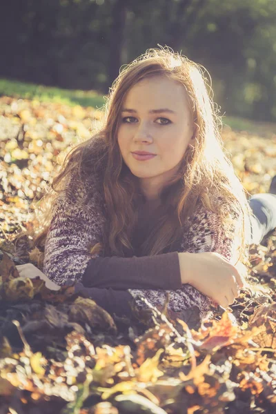 Porträt Eines Halbwüchsigen Mädchens Das Mit Herbstlaub Bedeckt Auf Dem — Stockfoto