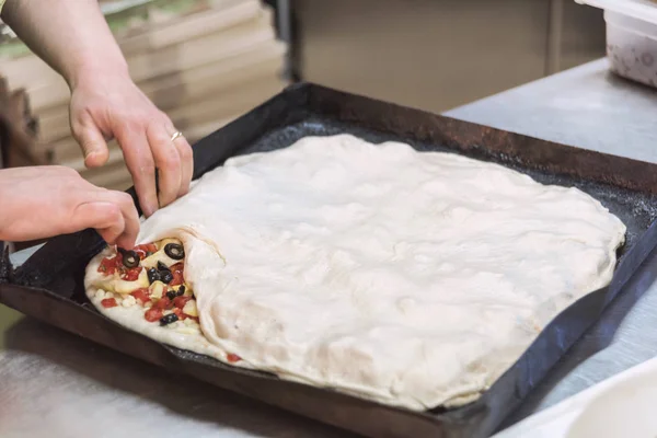 Kvinna Som Förbereder Calzone Matsal Kök — Stockfoto