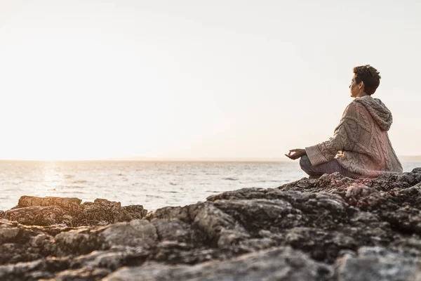 Plaj Zevk Günbatımı Kayalıklarda Oturan Kadın — Stok fotoğraf