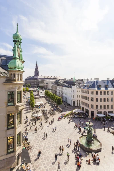 デンマーク コペンハーゲンのストロイエ ショッピング エリア Amagertorv の泉と広場 — ストック写真