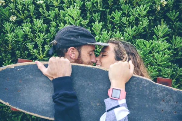 Couple Kissing Skateboard — Stock Photo, Image