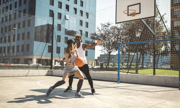 Young Couple Playing Basketball Court — Stock Photo, Image