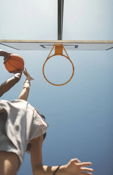 Young Couple Playing Basketball Court — Stock Photo, Image