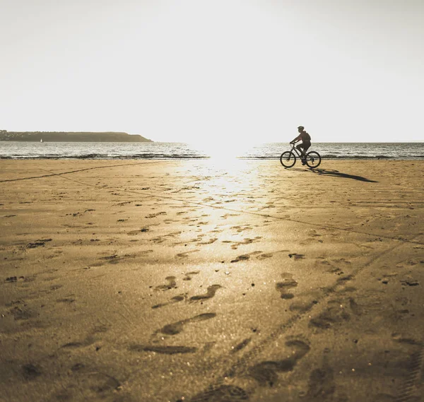 Frankrijk Schiereiland Crozon Man Biken Het Strand — Stockfoto
