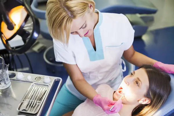 Zahnarzt Untersucht Zähne Des Patienten — Stockfoto