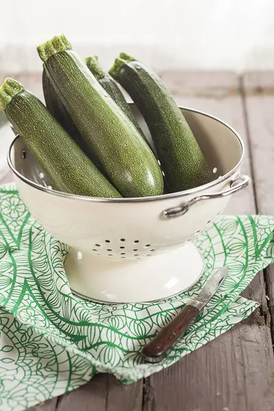 Colander of fresh courgettes — Stock Photo, Image