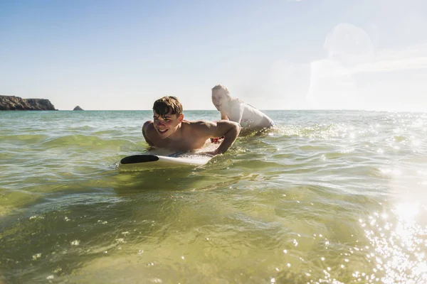 Teenie Paar Gemeinsam Auf Surfbrett Meer — Stockfoto