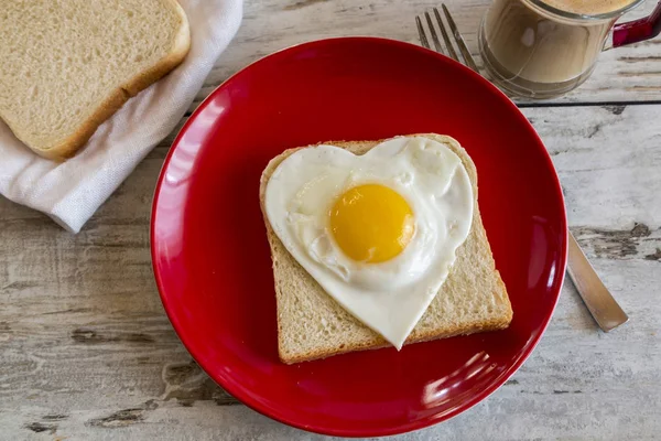 Kalp Şeklinde Kızarmış Yumurta Tost Çatal Ile Masada Kırmızı Plaka — Stok fotoğraf