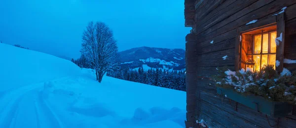 Fachada Cabaña Madera Con Ventana Iluminada Invierno Estado Salzburgo Austria —  Fotos de Stock