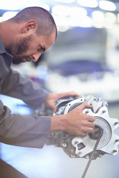 Car Mechanic Working Gearbox Repair Garage — Stock Photo, Image