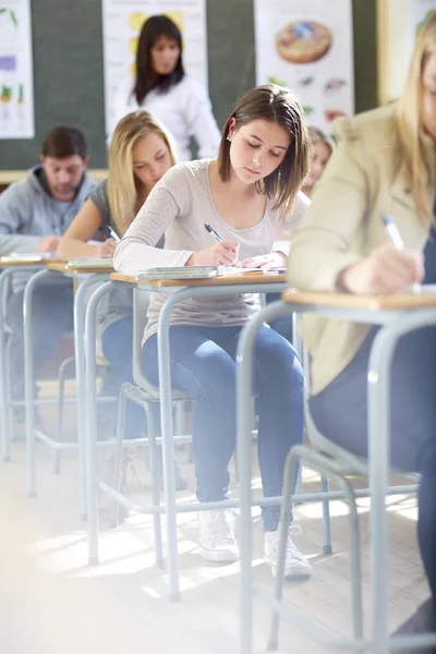 Beskurna Porträtt Elever Klassrum Med Examen — Stockfoto