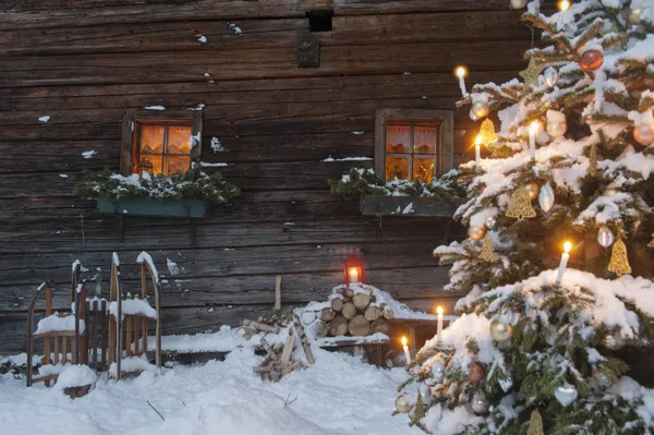 Fachada Cabaña Madera Con Árbol Navidad Iluminado Primer Plano Altenmarkt —  Fotos de Stock