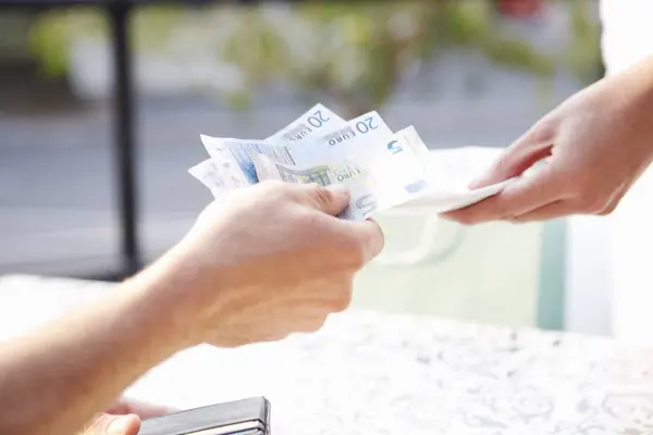 Man Paying Euro Notes Pavement Cafe — Stock Photo, Image