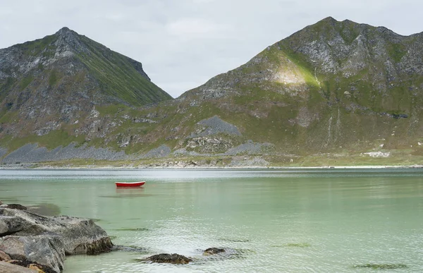 Norvégia Nordland Lofoten Vestvagoy Haukland Bay Vikbukta Magányos Csónak — Stock Fotó