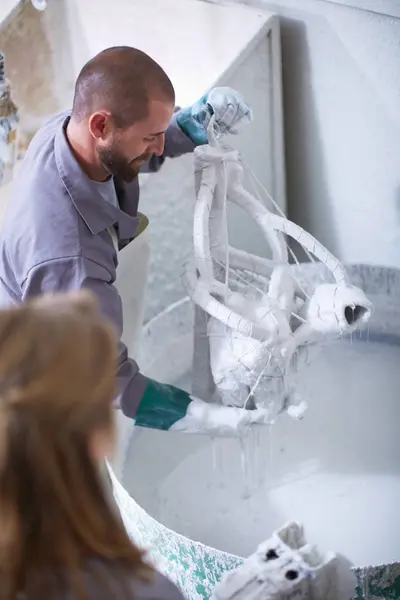 Artesãos Preparando Casca Cerâmica Torno Molde Fundição — Fotografia de Stock