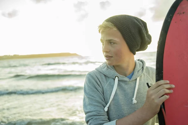 Πορτραίτο Του Έφηβου Αγοριού Που Στέκεται Στην Παραλία Την Ιστιοσανίδα — Φωτογραφία Αρχείου