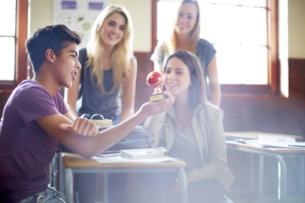 Estudiantes Aula Con Pequeño Premio Forma Globo —  Fotos de Stock