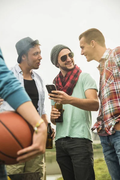 Group Friends Drinking Beer Looking Cell Phone — Stock Photo, Image
