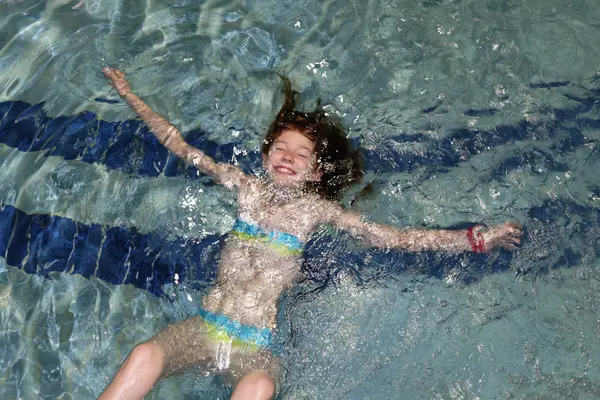 Usmívající Dívka Znak Plavání Bazénu — Stock fotografie