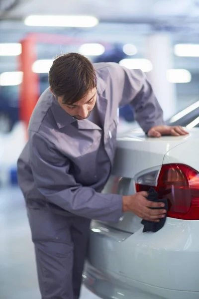 Carro Mecânico Limpando Carro Garagem Reparação — Fotografia de Stock