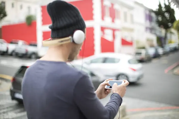 Joven Con Auriculares Smartphone Escuchando Música —  Fotos de Stock