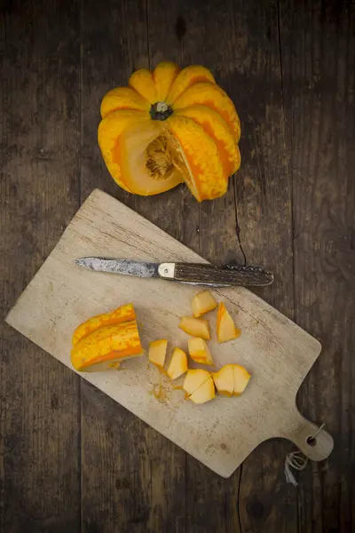 Sliced Chameleon Pumpkin Chopping Board Pocket Knife Dark Wood — Stock Photo, Image