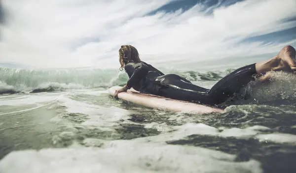 France Bretagne Camaret Sur Mer Teenage Boy Surfing Atlantic Coast — Stock Photo, Image