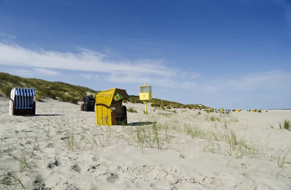 Tyskland Niedersachsen Ostfrisiska Öarna Juist Hooded Solstolar Stranden — Stockfoto